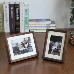 Bless - ウォールナット無垢材フォトフレーム｜写真立て 4×6〜A3対応｜壁掛け＆スタンド両用｜ギフトに最適 5枚目の画像