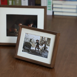 Bless - ウォールナット無垢材フォトフレーム｜写真立て 4×6〜A3対応｜壁掛け＆スタンド両用｜ギフトに最適 4枚目の画像