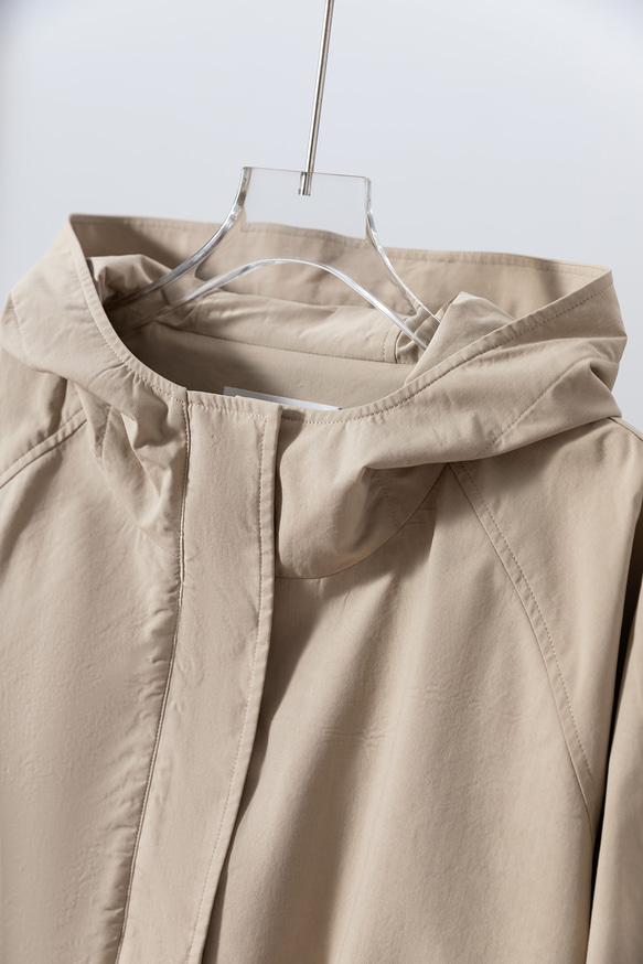 「完美單品」－一件短版夾克外套，配有時尚的立體兜帽和口袋設計，米色，251001-1 第2張的照片