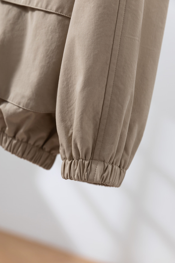 「完美單品」－一件短版夾克外套，配有時尚的立體兜帽和口袋設計，米色，251001-1 第6張的照片