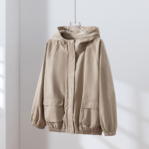 「完美單品」－一件短版夾克外套，配有時尚的立體兜帽和口袋設計，米色，251001-1 第1張的照片