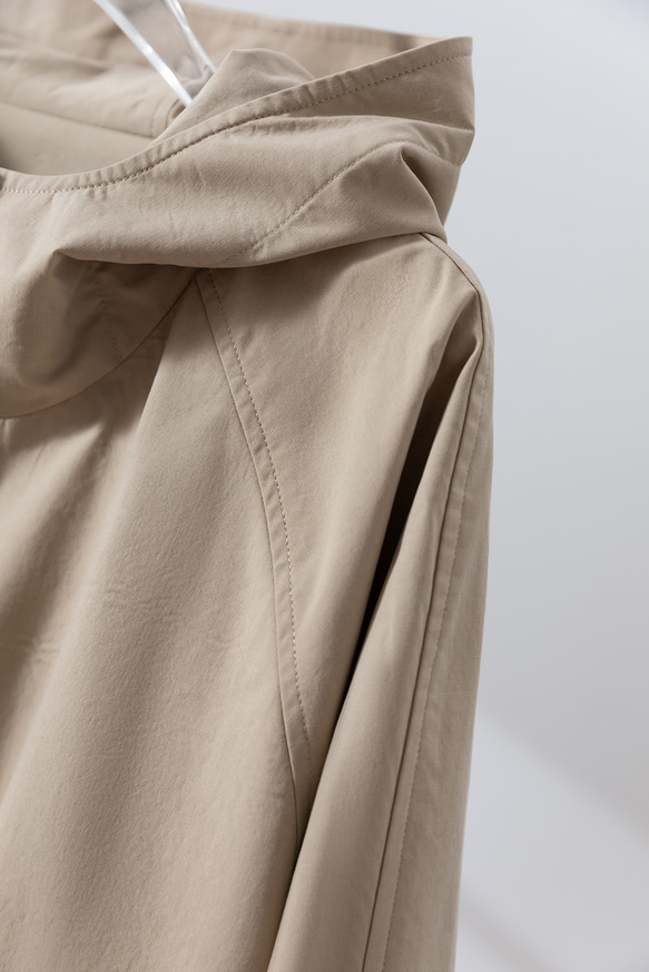 「完美單品」－一件短版夾克外套，配有時尚的立體兜帽和口袋設計，米色，251001-1 第3張的照片