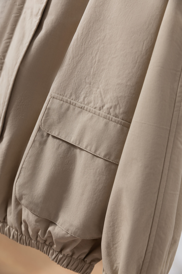 「完美單品」－一件短版夾克外套，配有時尚的立體兜帽和口袋設計，米色，251001-1 第4張的照片