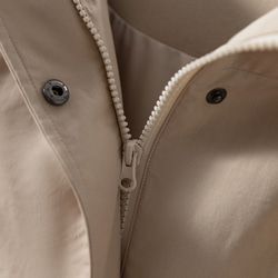 「完美單品」－一件短版夾克外套，配有時尚的立體兜帽和口袋設計，米色，251001-1 第9張的照片