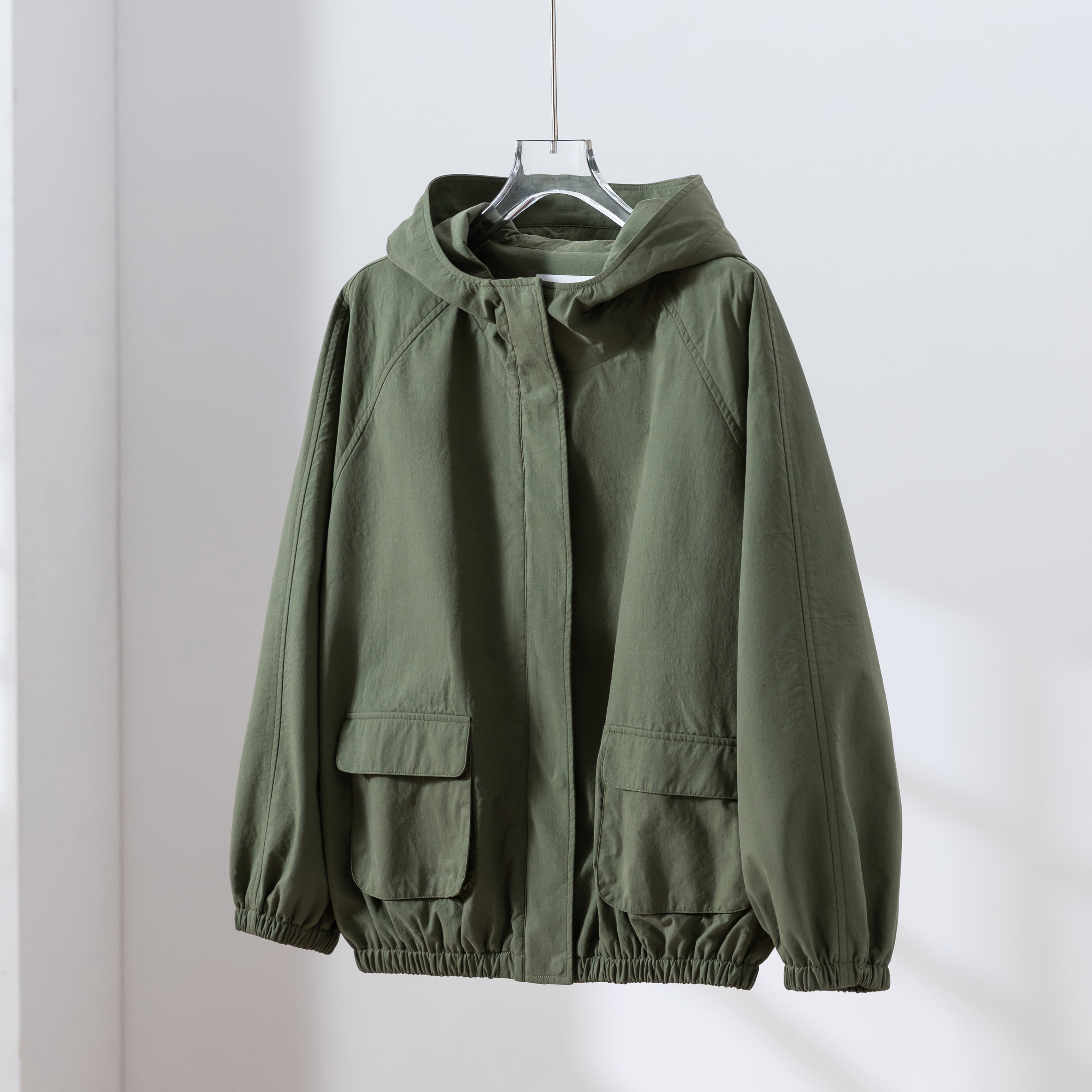 「理想の1枚」立体フードがおしゃれな、ポケットデザインのショートブルゾン　アウター　グリーン　251001-4