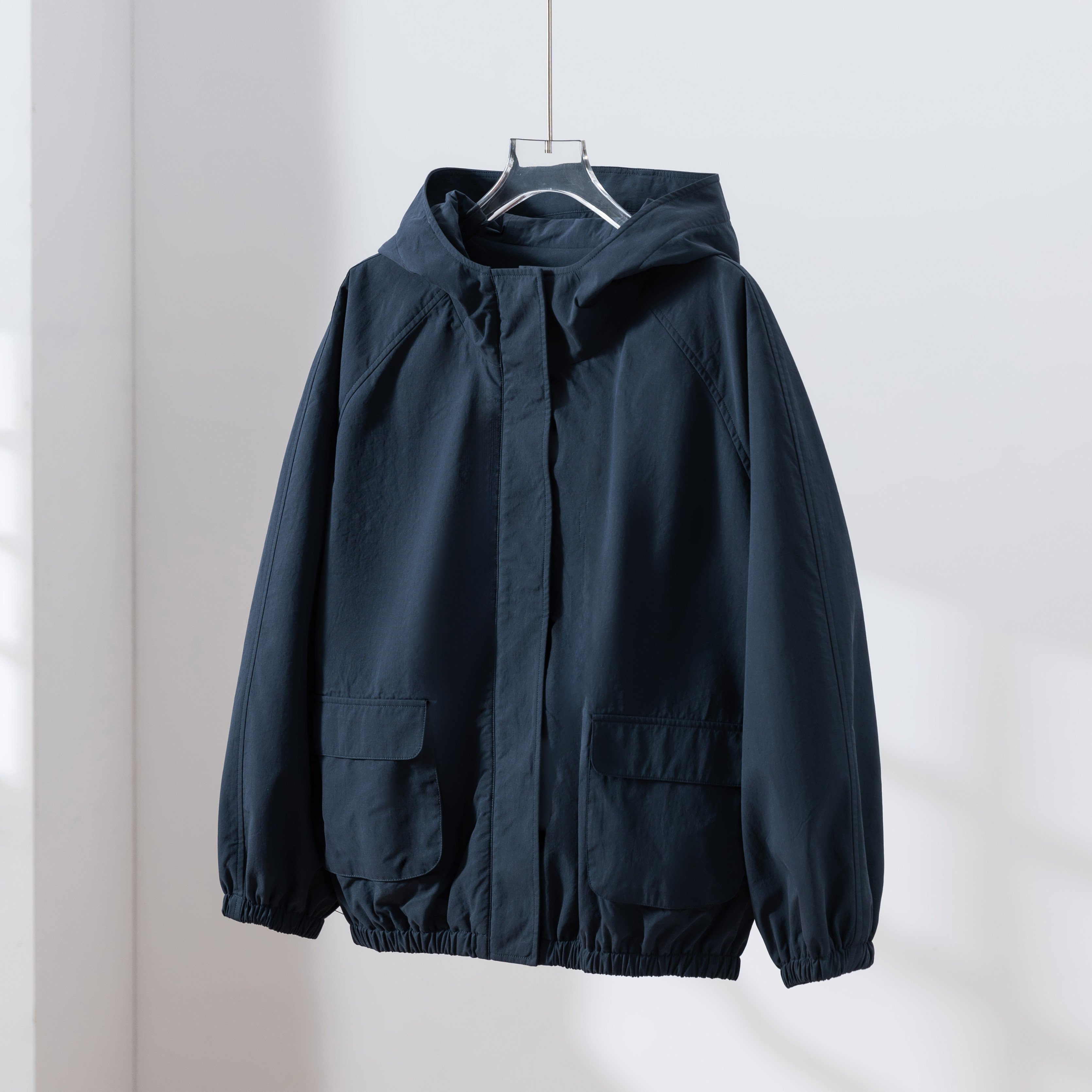 「理想の1枚」立体フードがおしゃれな、ポケットデザインのショートブルゾン　アウター　紺色　251001-5
