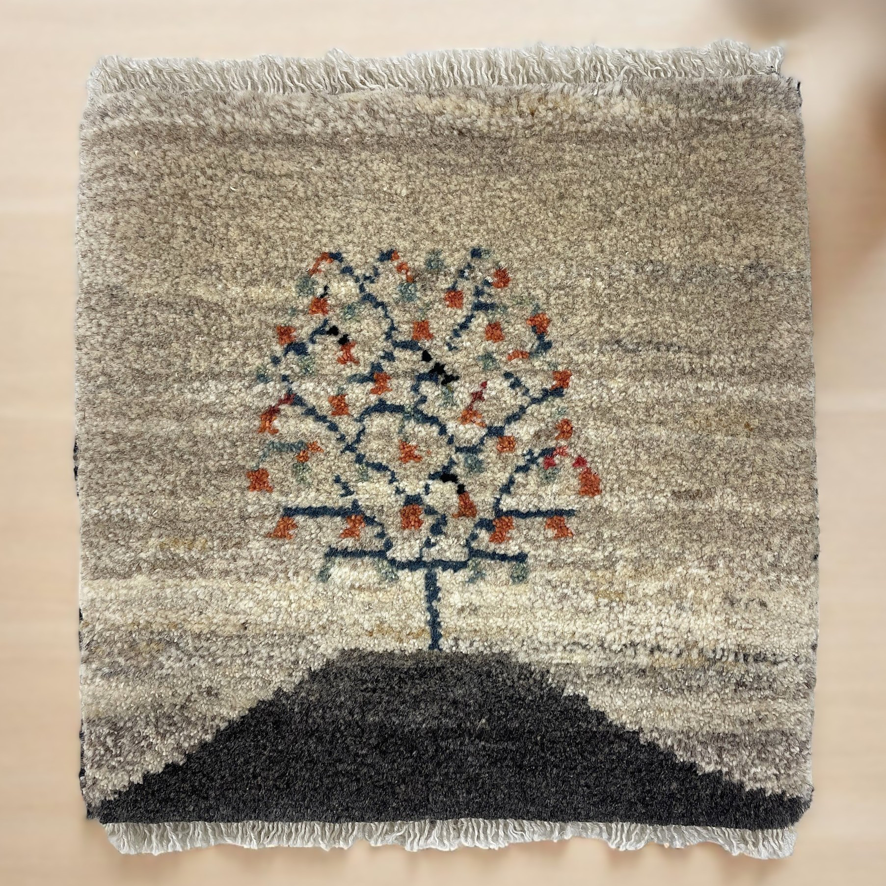 【特価　送料無料　40×40】ザクロの木のギャッベ　チェアマット　～古の遊牧民の息吹を感じる空間づくり～