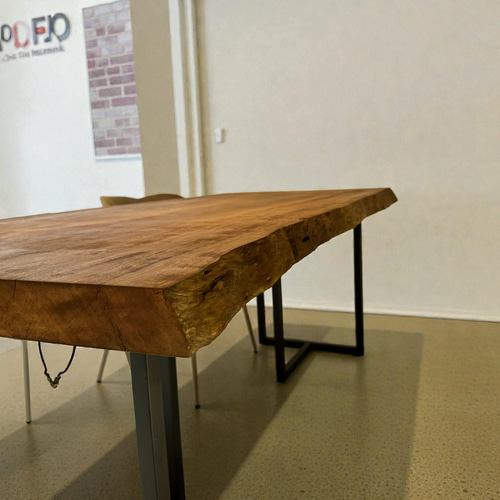 重厚な赤褐色の存在感｜ボセ一枚板 無垢ダイニングテーブル（W1800