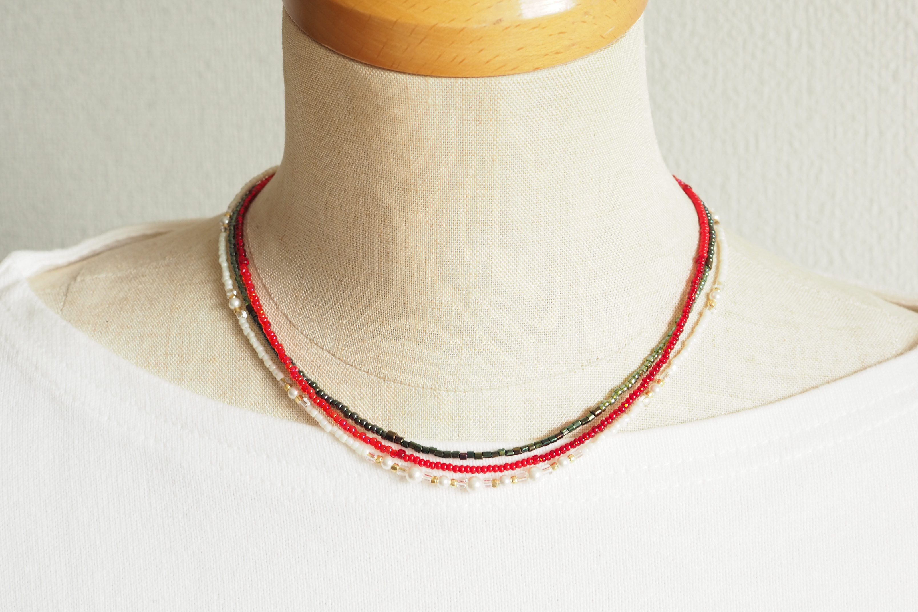 【3本セット】クリスマストリニティ　赤・緑・白パールネックレス　ビーズネックレス　重ね付け