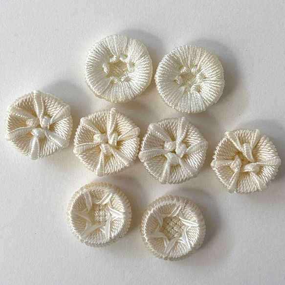 ボタン レトロ 色褪せアリ  紐 オフホワイト 19～21mm 8個セット eu-133 1枚目の画像