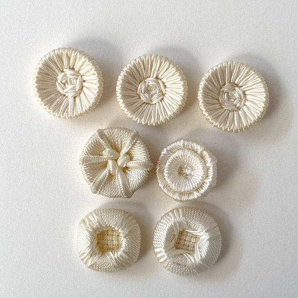 ボタン レトロ 色褪せアリ  紐 オフホワイト 22～25mm 7個セット eu-134 1枚目の画像