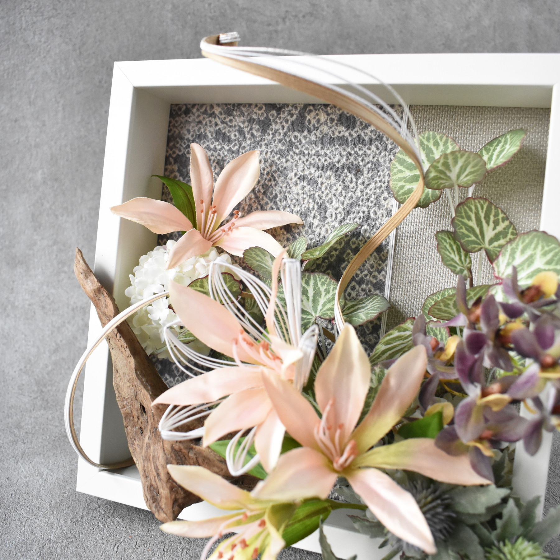 【縁の花（えにしのはな）】和モダン 2WAY フラワーフレーム「風の記憶」｜水引×流木×着物リメイク｜お祝い・贈り物