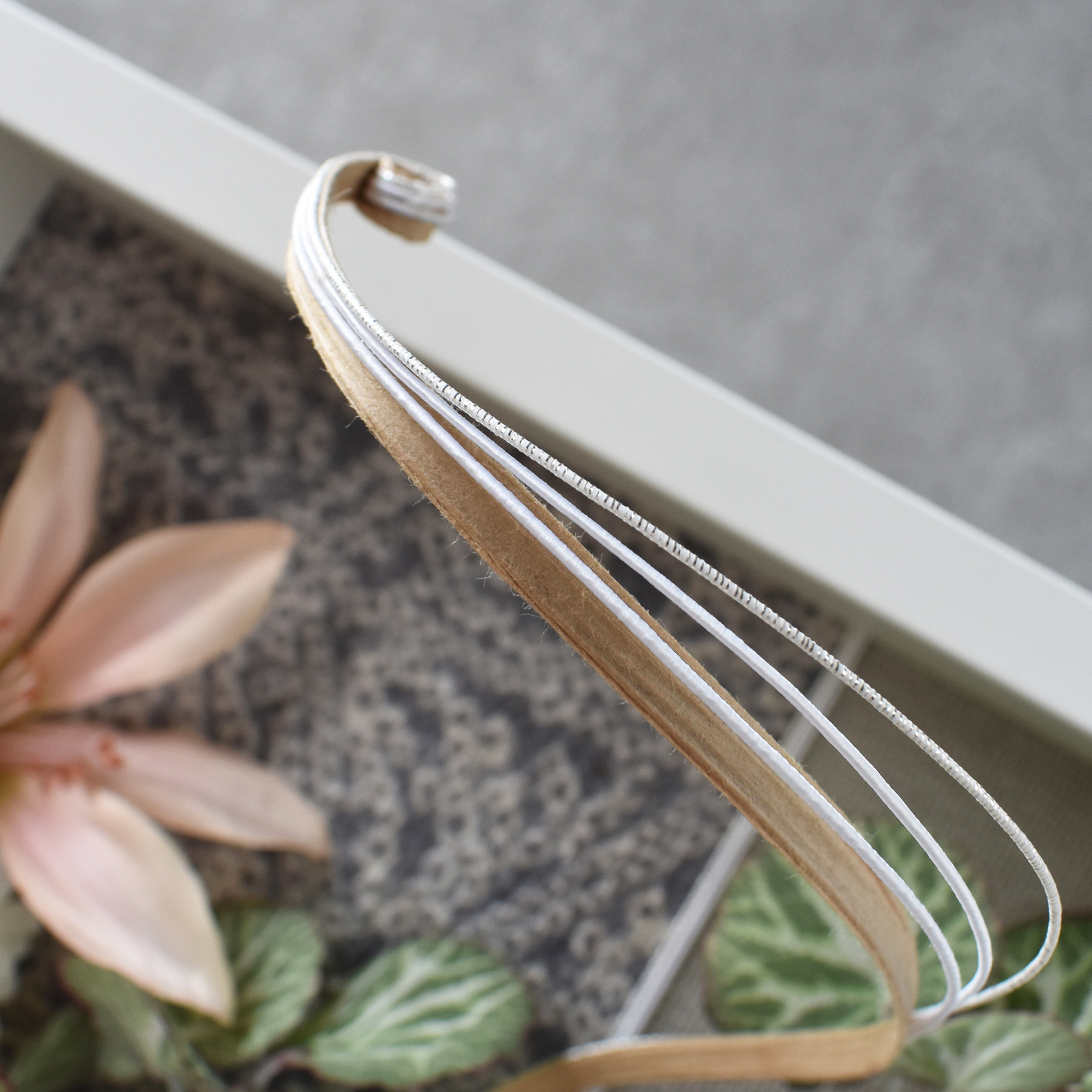 【縁の花（えにしのはな）】和モダン 2WAY フラワーフレーム「風の記憶」｜水引×流木×着物リメイク｜お祝い・贈り物