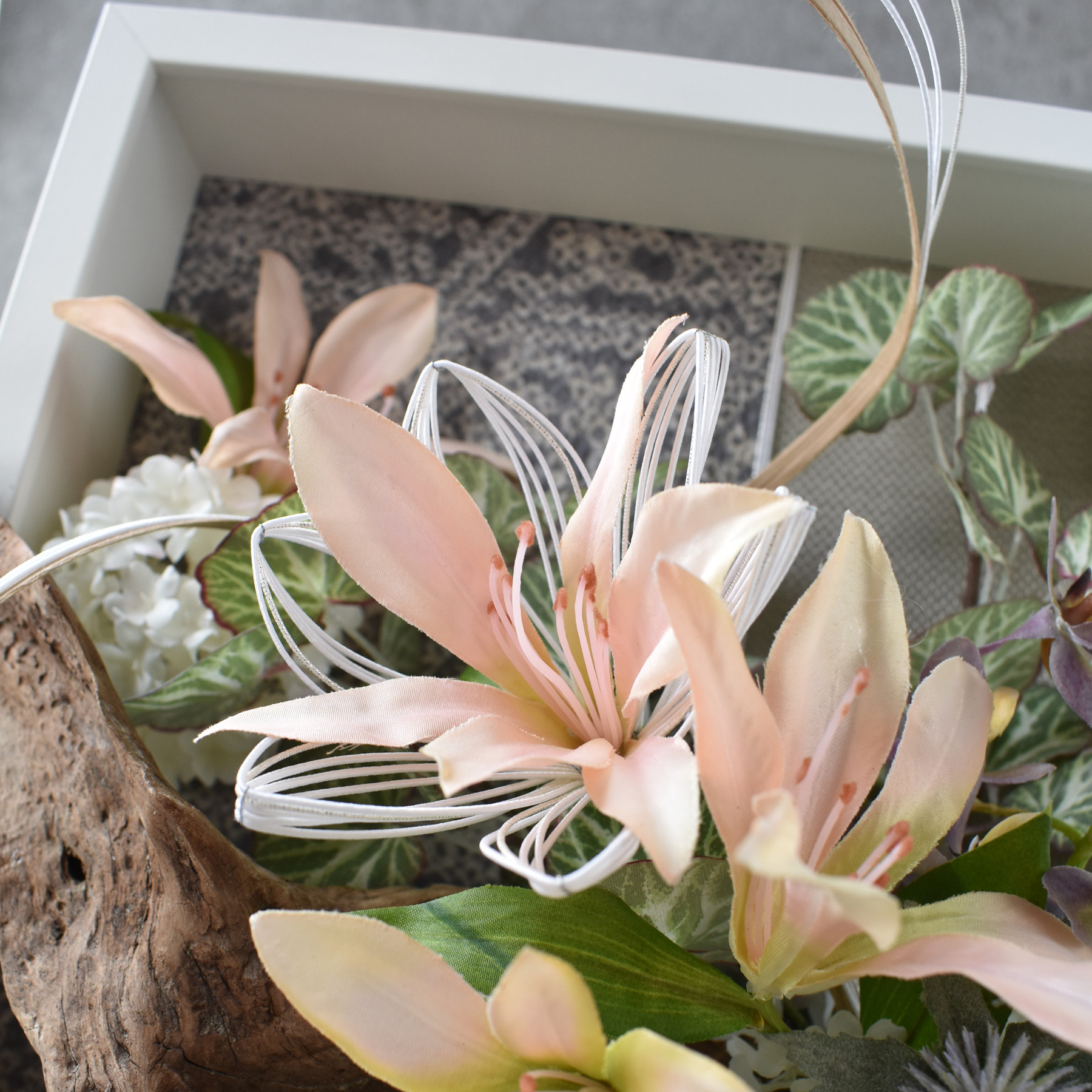 【縁の花（えにしのはな）】和モダン 2WAY フラワーフレーム「風の記憶」｜水引×流木×着物リメイク｜お祝い・贈り物