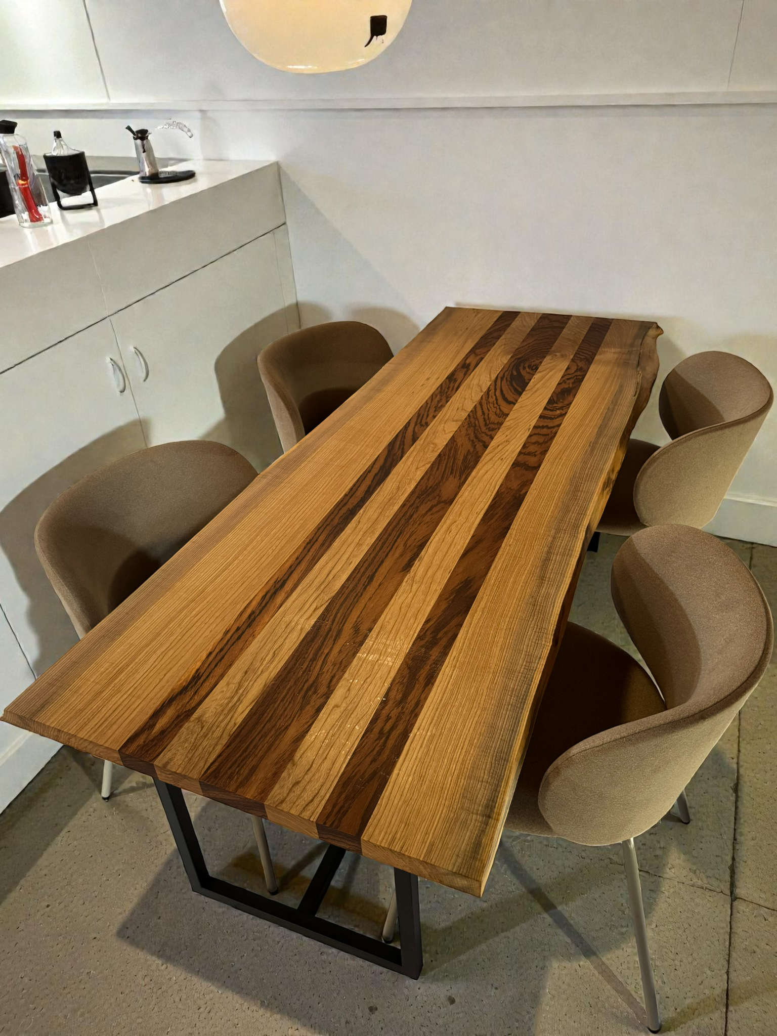 異素材の調和｜栓 × ゼブラウッド 無垢ダイニングテーブル（W1900）