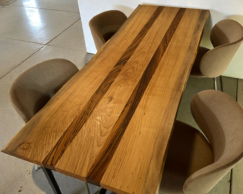 コントラストが描く一枚のアート｜栓 × ゼブラウッド｜無垢材