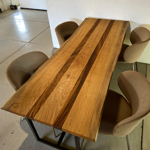 コントラストが描く一枚のアート｜栓 × ゼブラウッド｜無垢材