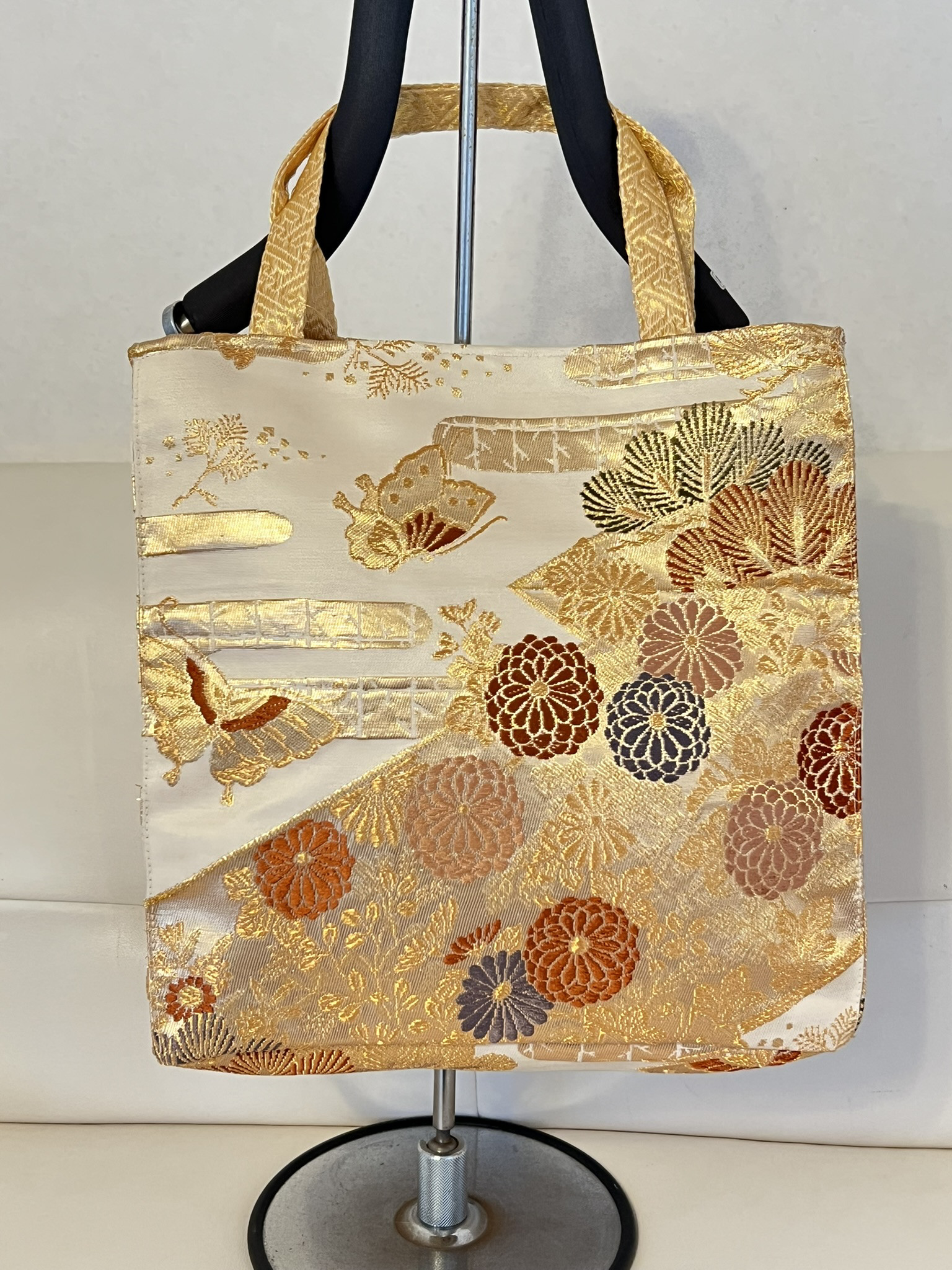 【一点もの】蝶と松と花の袋帯から仕立てた高級和モダンバッグ（アイボリー）OBSQ-0007