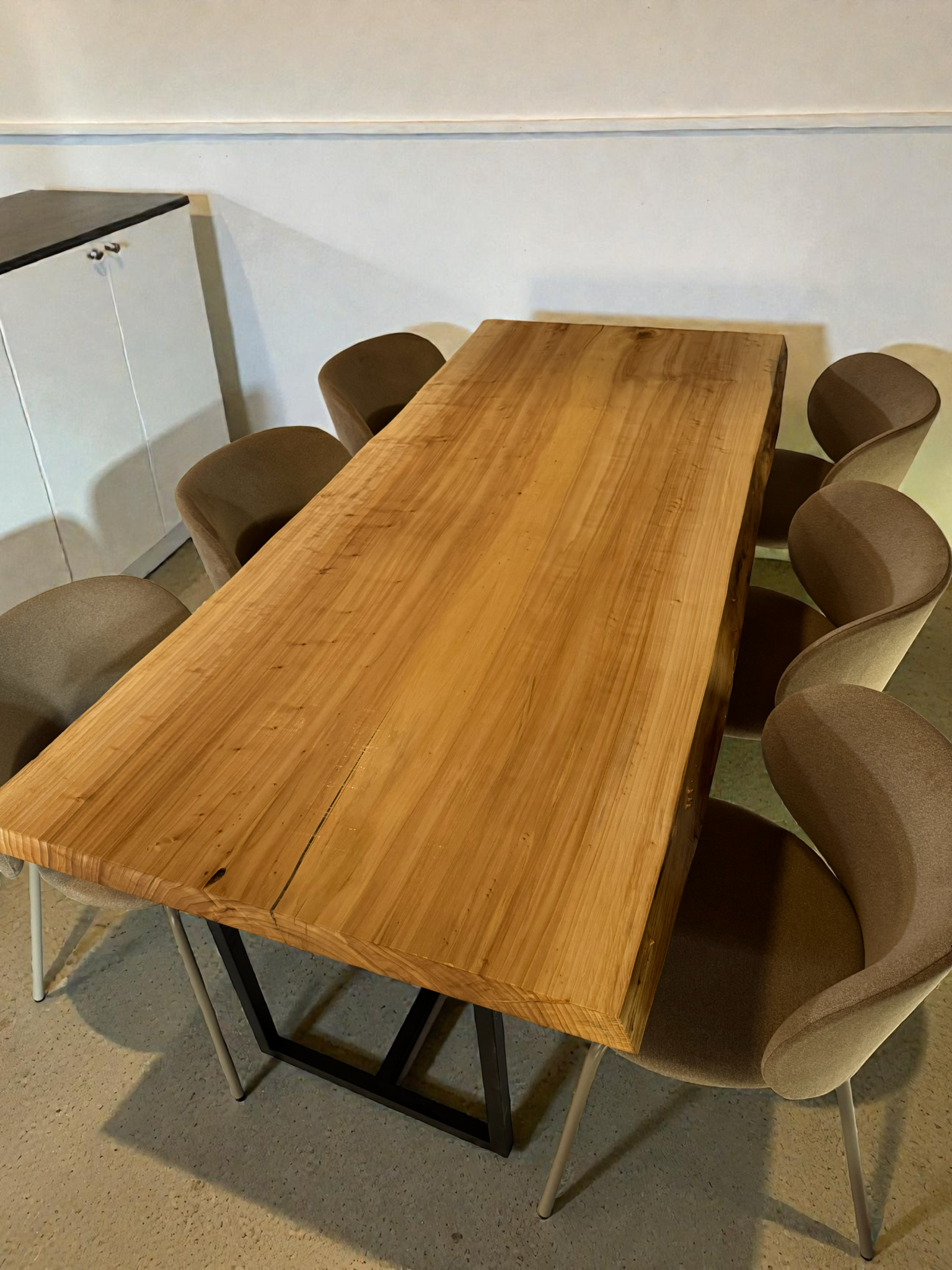 静かに寄り添う優しい質感｜柳一枚板ダイニングテーブル（2060mm）