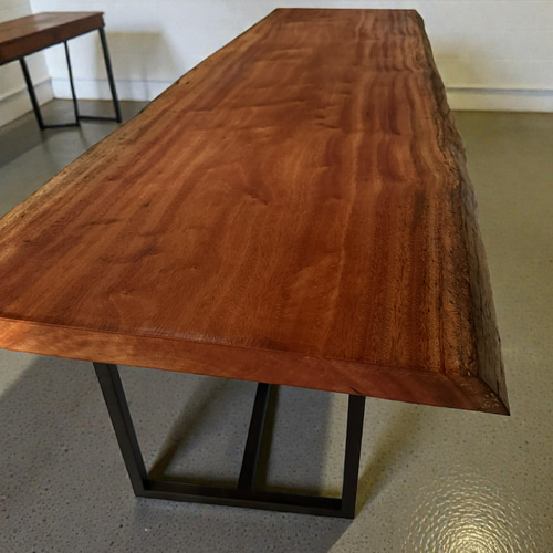 深紅が揺らめくマホガニー無垢一枚板｜ダイニングテーブル 235cm