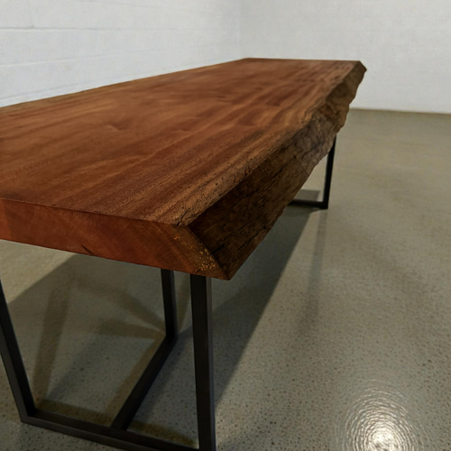 深紅が揺らめくマホガニー無垢一枚板｜ダイニングテーブル 235cm