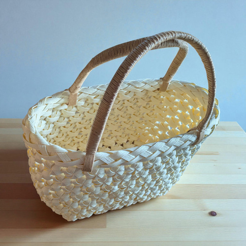 ミルキーホワイトの花結び編みクラフトバンドバッグ かご 可愛い