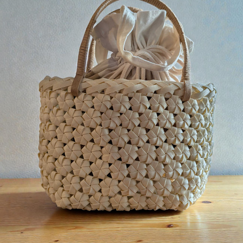 ミルキーホワイトの花結び編みクラフトバンドバッグ かご 可愛い