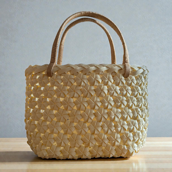 ミルキーホワイトの花結び編みクラフトバンドバッグ かご 可愛い