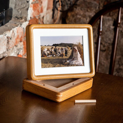 Chocolate -無垢材フォトフレーム｜写真立て スタンド&ハング両用｜6〜20インチ対応｜結婚記念日出産祝いギフト 1枚目の画像