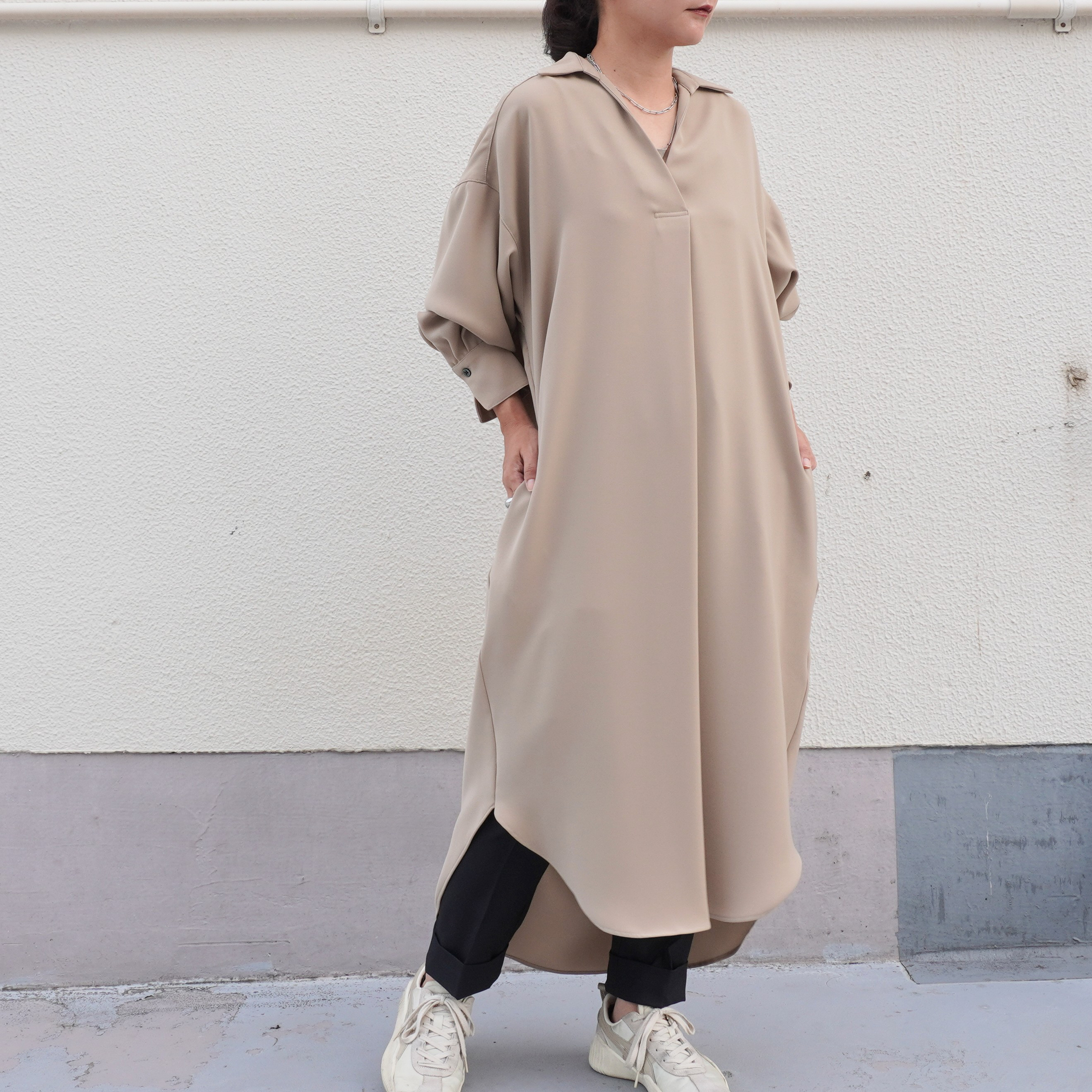 【人気の後ろ開きスキッパーシャツワンピース】秋服　イージーケア　体型カバー　ベージュ　日本製