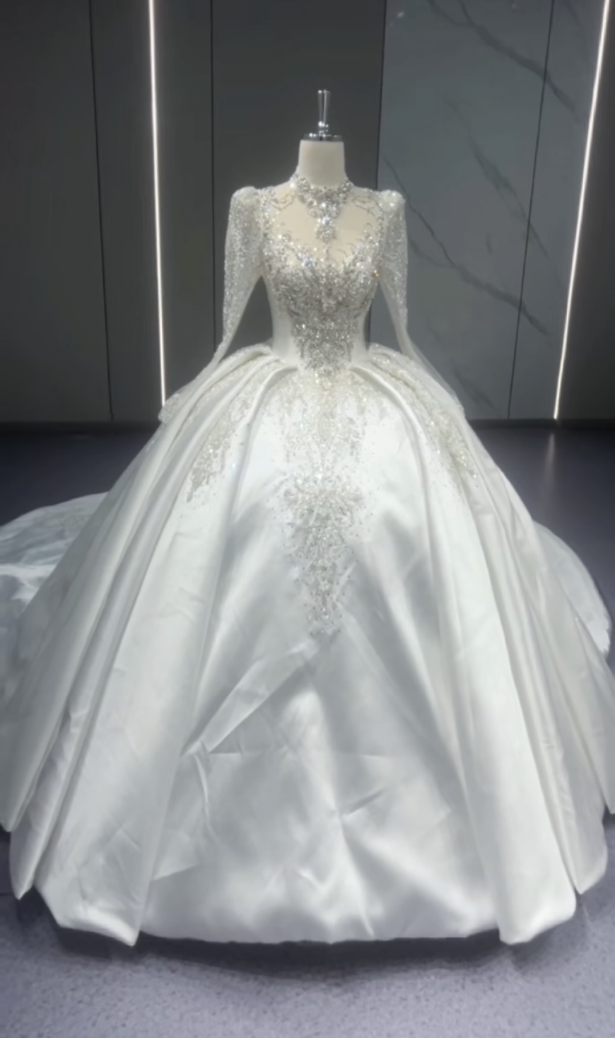 高品質イリュージョンネック長袖　ボリューム感　サテン　白　本命ドレスウェディング海外挙式ブライダル　フレアスカート前撮り