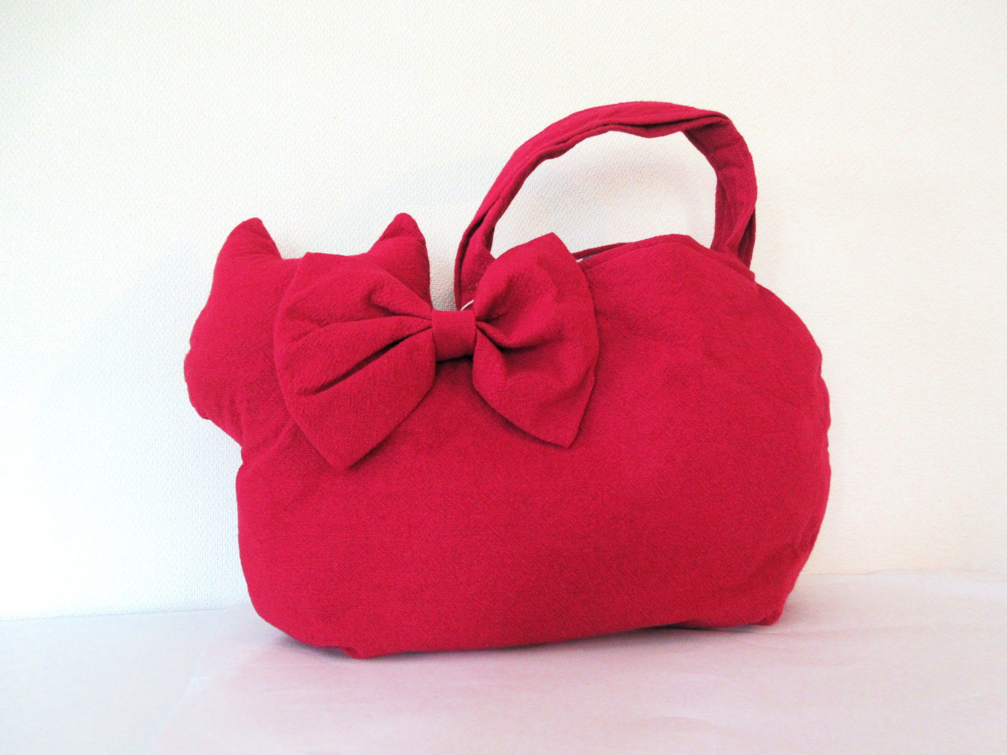 ルビーピンクの大きなリボンネコバッグ