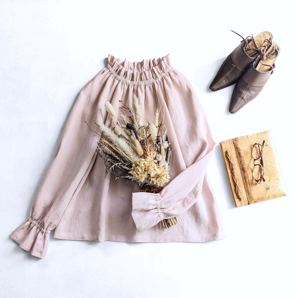 『ふんわり袖なのに重ね着しやすい』上質リネンのフリルブラウス（グレイッシュピンク）