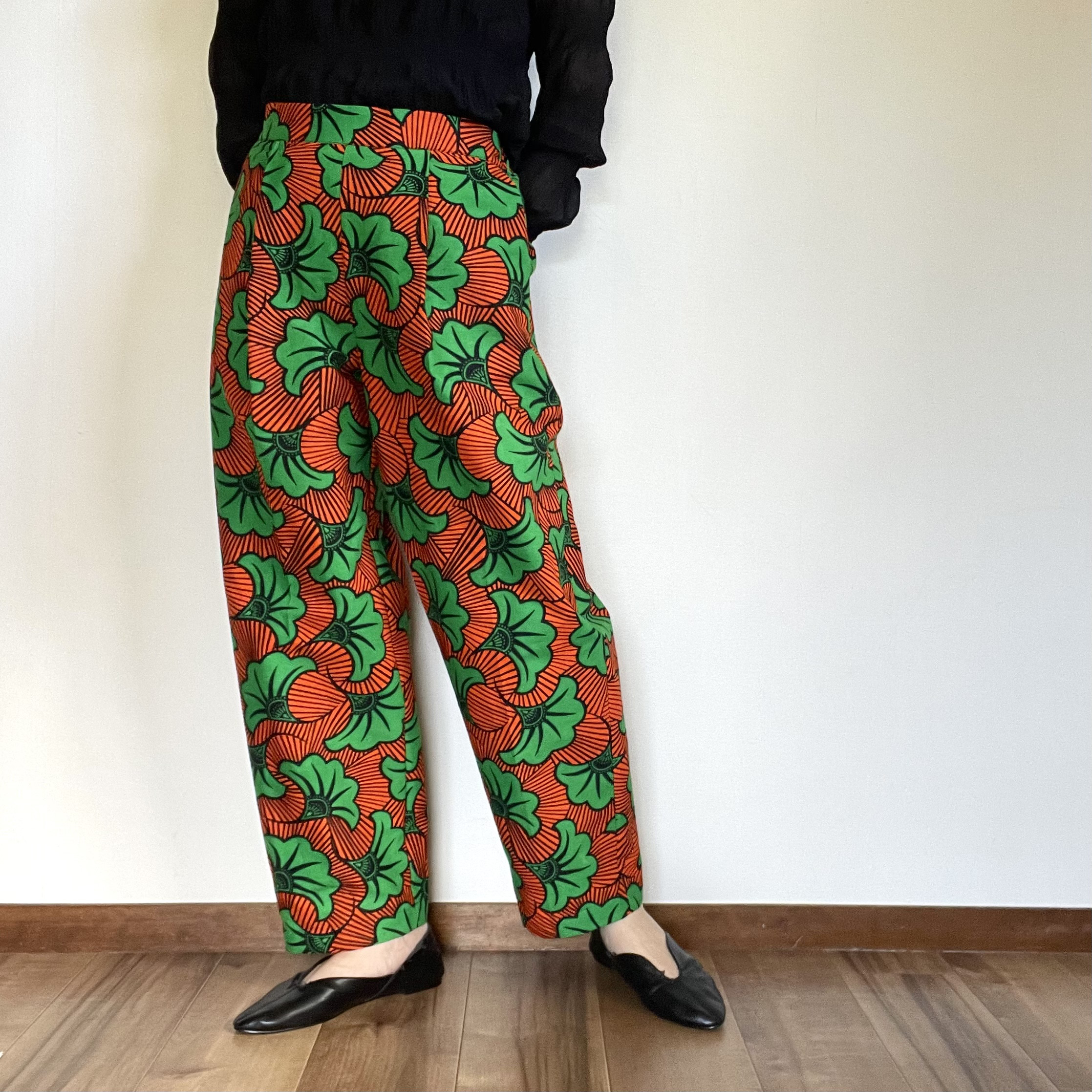 アフリカンプリント　タックテーパードパンツ　フラワー　グリーン × オレンジ  アフリカ布　レディース
