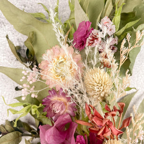 ガーベラと紫陽花のグリーン×ピンクハーフリース　ドライフラワー　ユーカリ ユーカリと紫陽花のフライングリース | F L E U R I