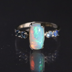 K10 天然オパール1.45カラットとサファイア４石の10金リング　一点物 1枚目の画像
