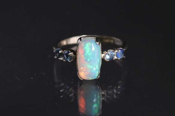 K10 天然オパール1.45カラットとサファイア４石の10金リング　一点物 1枚目の画像