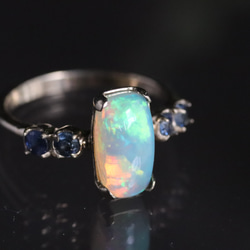 K10 天然オパール1.45カラットとサファイア４石の10金リング　一点物 5枚目の画像