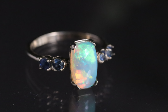 K10 天然オパール1.45カラットとサファイア４石の10金リング　一点物 5枚目の画像