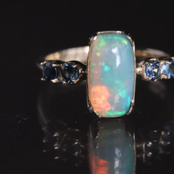 K10 天然オパール1.45カラットとサファイア４石の10金リング　一点物 3枚目の画像