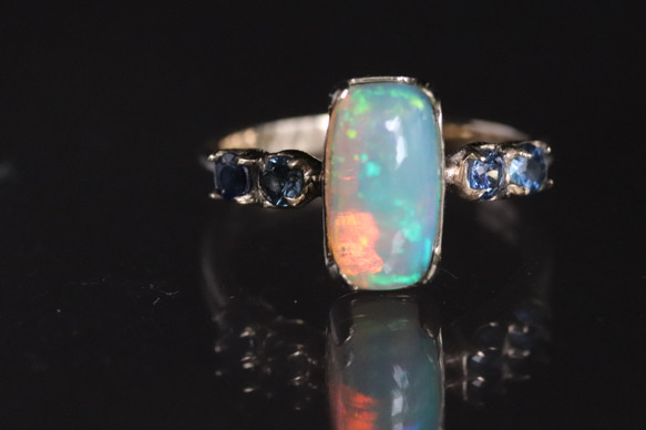 K10 天然オパール1.45カラットとサファイア４石の10金リング　一点物 3枚目の画像