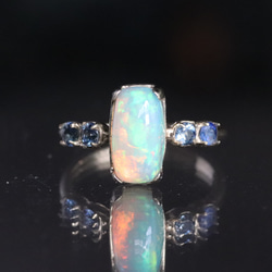 K10 天然オパール1.45カラットとサファイア４石の10金リング　一点物 2枚目の画像