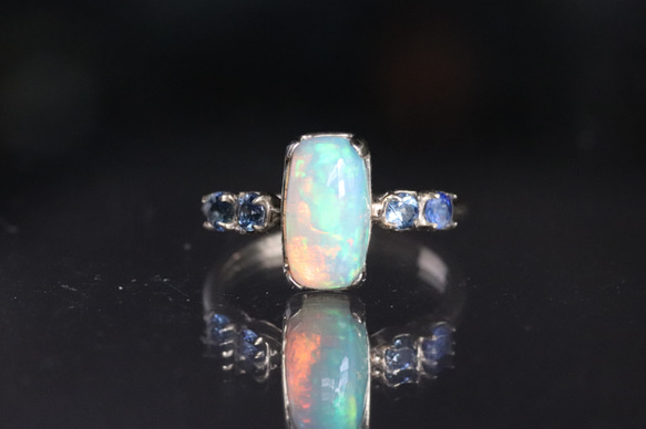 K10 天然オパール1.45カラットとサファイア４石の10金リング　一点物 2枚目の画像