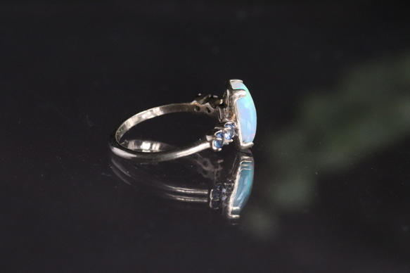 K10 天然オパール1.45カラットとサファイア４石の10金リング　一点物 8枚目の画像