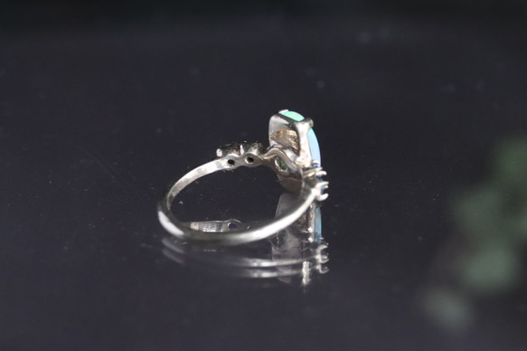 K10 天然オパール1.45カラットとサファイア４石の10金リング　一点物 7枚目の画像