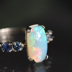 K10 天然オパール1.45カラットとサファイア４石の10金リング　一点物 6枚目の画像
