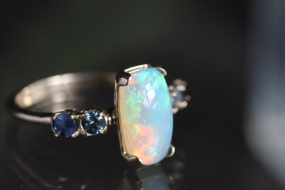 K10 天然オパール1.45カラットとサファイア４石の10金リング　一点物 6枚目の画像