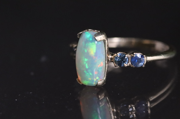 K10 天然オパール1.45カラットとサファイア４石の10金リング　一点物 4枚目の画像