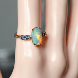 K10 天然オパール1.45カラットとサファイア４石の10金リング　一点物 11枚目の画像