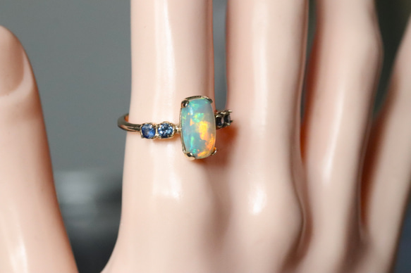 K10 天然オパール1.45カラットとサファイア４石の10金リング　一点物 11枚目の画像
